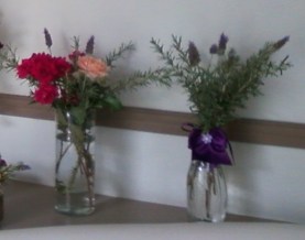 vasos com lavanda e rosas