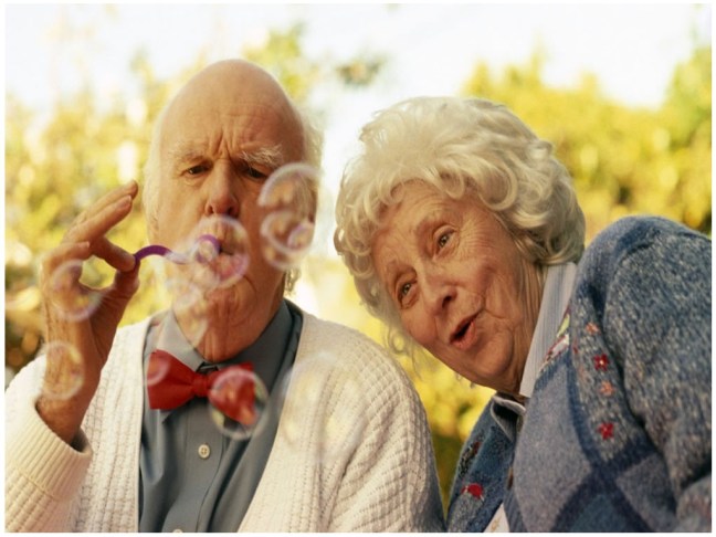 casal-de-idosos-brincando